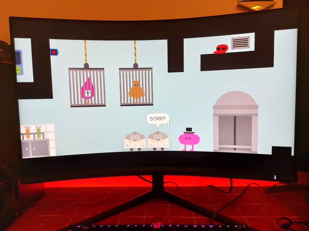 Evnia 32M2C5500 displaying a screenshot of the game, Pikuniku